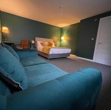 Stunning Villa with Secluded Garden, Sleeps 10, ideal for Groups & Families