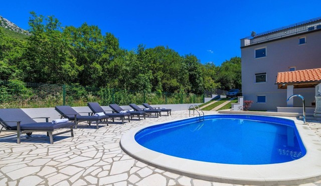 Stunning villa with whirlpool, private pool, outdoor shower, fitness room, washing machine
