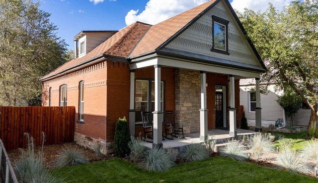 Stunning Vintage Victorian-Era Cottage - Walk to train/river/park/downtown.