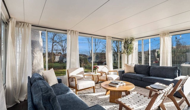 Stunning w/King Beds, Hot Tub, Sauna, By PV Shops