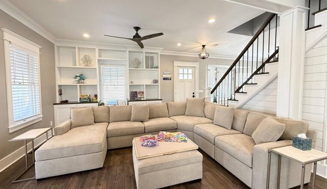 Stunning! Wrap Around Porch, 1 block: Beach & Jenk's, 6 Badges, Private Parking!