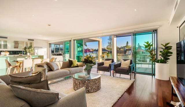 Stunning Waterfront home on the Gold Coast*Heated Pool* nPet Friendly.