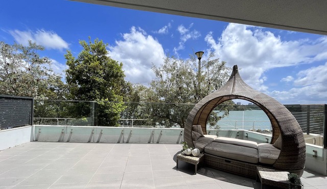 Stunning Water-facing 3 bedroom Apartment/ Lift + 2 Free Parking