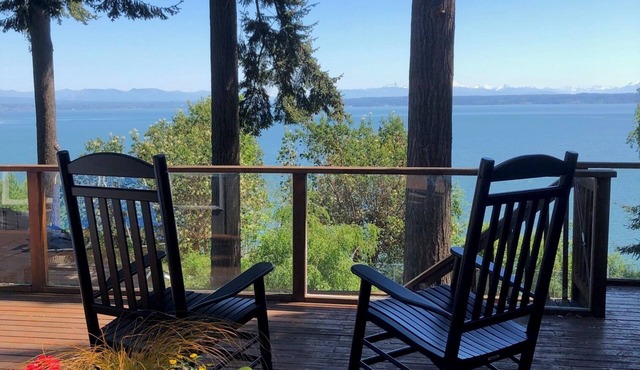 Stunning water & mountain view; hot tub, sport court! Sleeps 10. Pet friendly!