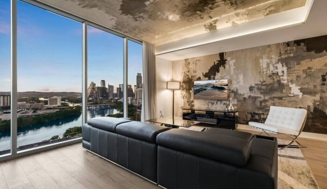 Stunning Water View 2BR – Vibrant Rainey St