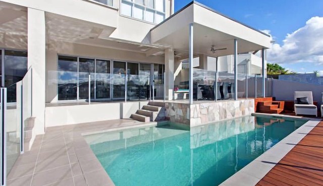 Stunning Waterfront South Quay-FREE UNLIMITED WIFI