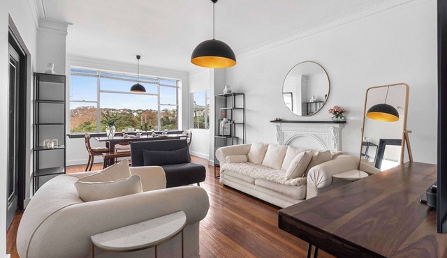 Stunning Waterfront Haven with Majestic Views