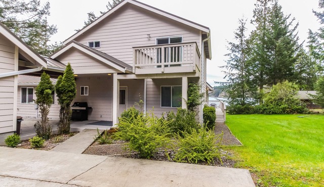 Stunning waterfront home w/seasonal hot tub - perfect for a relaxing getaway
