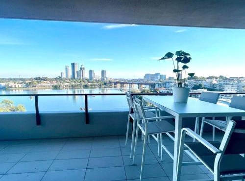 Stunning waterfront 3 bedroom condo with Pool, BBQ