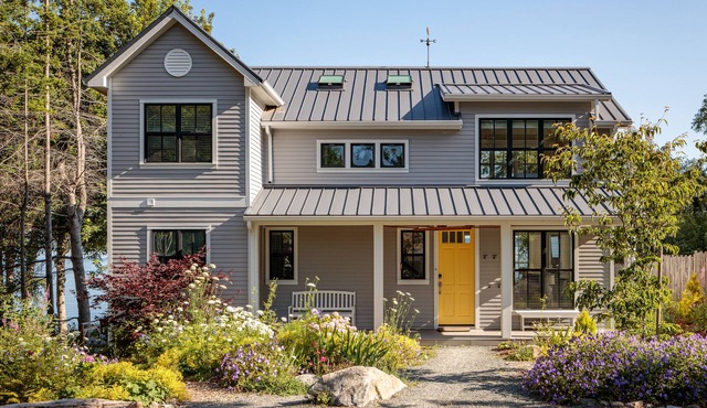 Stunning waterfront 4BR home: fantastic Sound views & NEW dry sauna