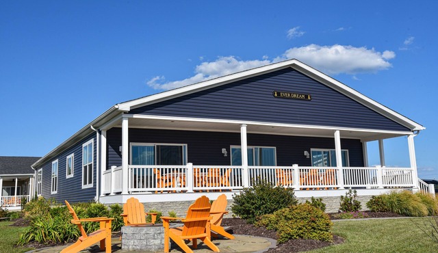 Stunning-waterfront, beach, pools, family fun & pets!