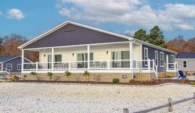 Stunning-waterfront, beach, pools, family fun