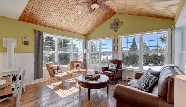 Stunning Waterfront Chalet A Lot Of Natural Light