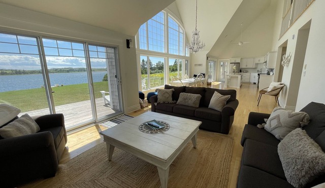 Stunning Waterfront Property With Hot Tub & Outdoor Dining