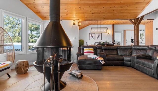 Stunning Waterfront Cottage Getaway