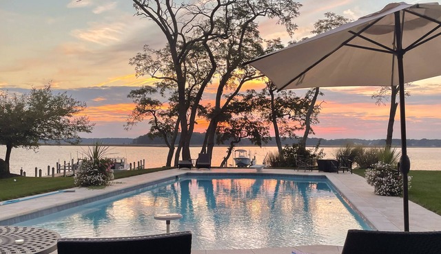 Stunning Waterfront Guest Cottage- Sunsets, Pool, Pier