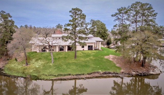 Stunning Waterfront Home with Beautiful Views, A Perfect Retreat for Relaxation