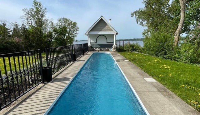 Stunning waterfront home, 25min to downtown Ottawa
