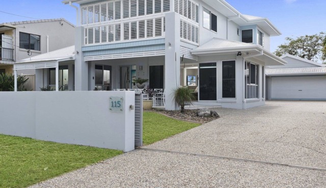 Stunning Waterfront Home with pool - Sylvan Beach