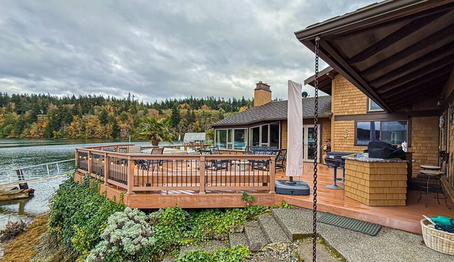 Stunning Waterfront Home, w/Private Hot Tub, Private Swimming area, & Fire pit!