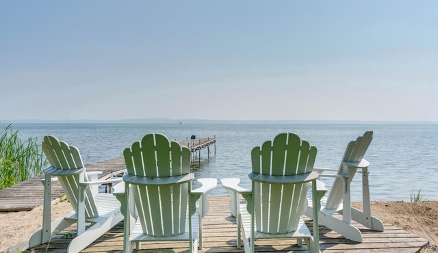 Stunning Waterfront Luxurious Lakehouse 45 mins from Toronto! Great for families