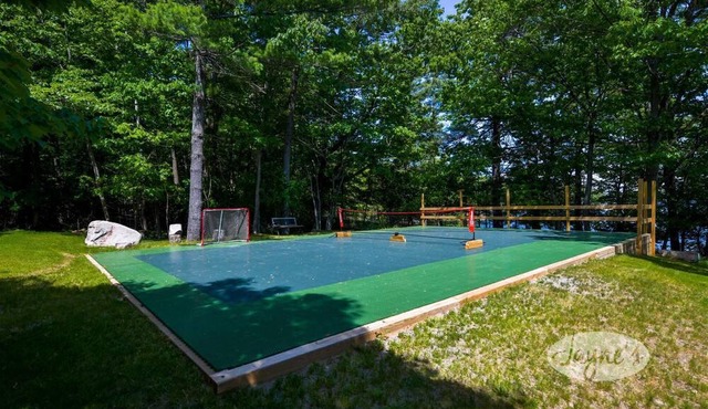 Stunning waterfront on Georgian Bay! 6bdrm 4bath! Games Room! Hot Tub!
