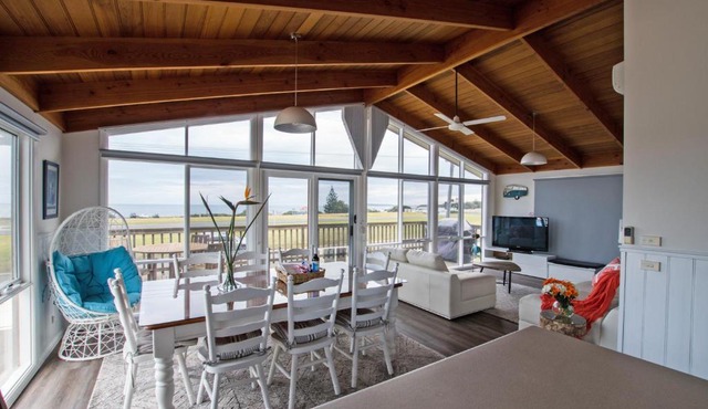 Stunning Waterfront only 10 minutes to Phillip Island - FREE EV UNIT 7kW for electric cars - pet friendly, fireplace FREE WIFI wine & chocolates