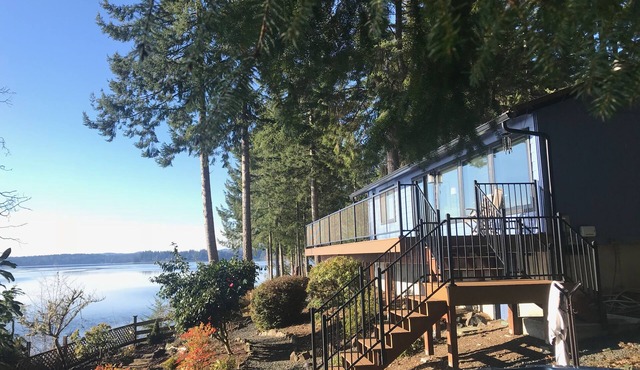 Stunning Waterfront - PNW Gem Hot Tub, Mountain Views, Fireplace