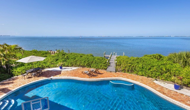 Stunning waterfront retreat w/panoramic view, spectacular sunsets & Heated pool
