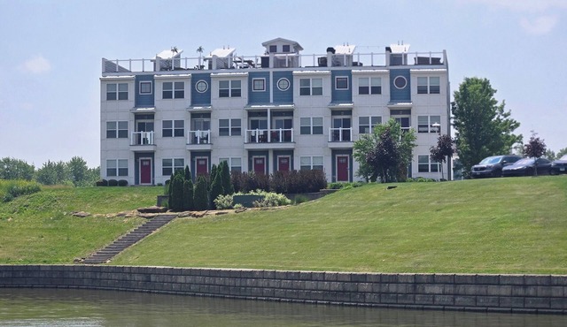Stunning Waterfront Rooftop in Heritage Harbor Sleeps 10-11!