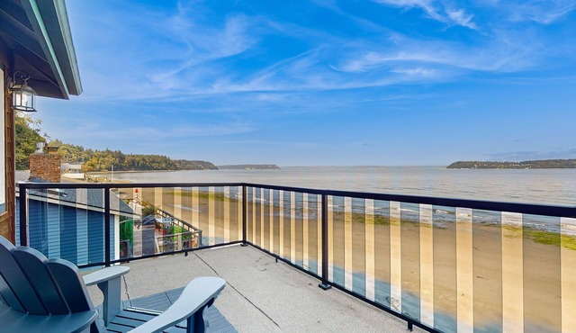Stunning waterfront townhouse with private deck, full kitchen & water views