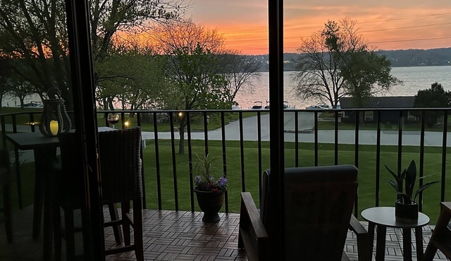 Stunning Waterfront views & cozy fireplace on the shores of Lake Como. King bed.