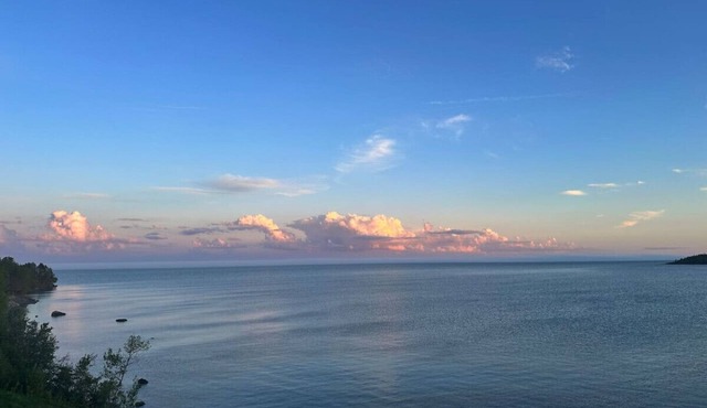 Stunning Waterfront Condo- Pool/Hot Tub/Sauna (3BR 3Bath)