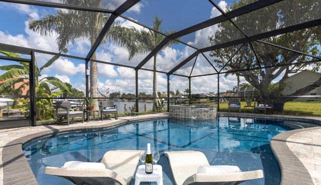 Stunning Waterfront Villa Direct Gulf Access, Kayaks, Heated Pool Sanctuary on Savona