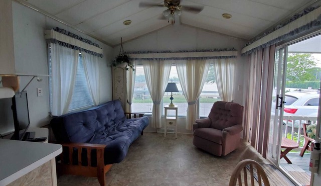 Stunning waterview, walk to the beach specious cottage on Lake Erie