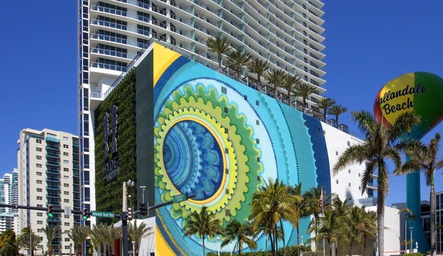 Stunning well maintained 2-Bed suite, ocean views & walk to Diplomat Resort.