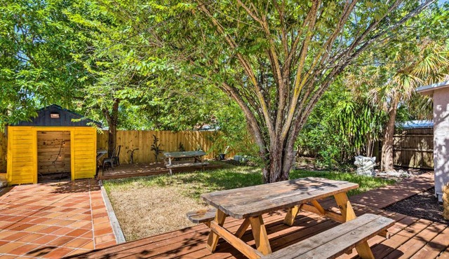 Stunning West Palm Beach Getaway with Hot Tub!