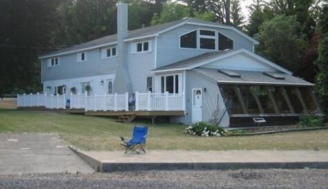 STUNNING WINE COUNTRY LAKE HOUSE, NICEST ON OWASCO LAKE