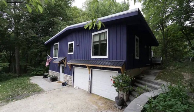 Stunning Wooded Retreat! A River Runs Through It…Hot Tub-Arcade-Kayaks-Nature