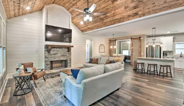 Stunning Woodsy Retreat w/Hot Tub + Firepit Near Vineyards/Orchards/Downtown