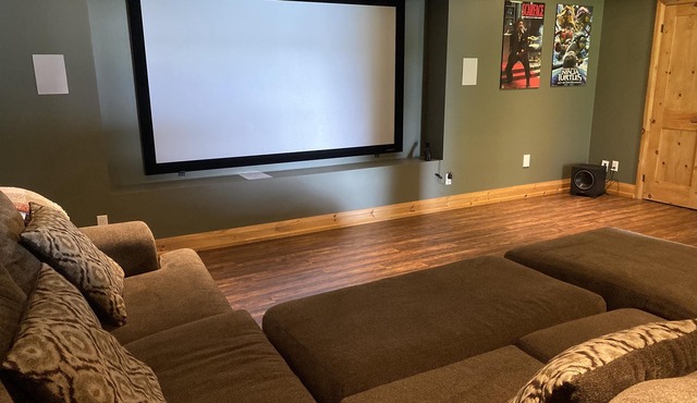 Stunning, Year Round Lakefront Cottage with Hot Tub