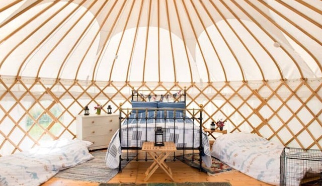 Stunning Yurt 'Pencarrow' with hot tub close to hidden coves