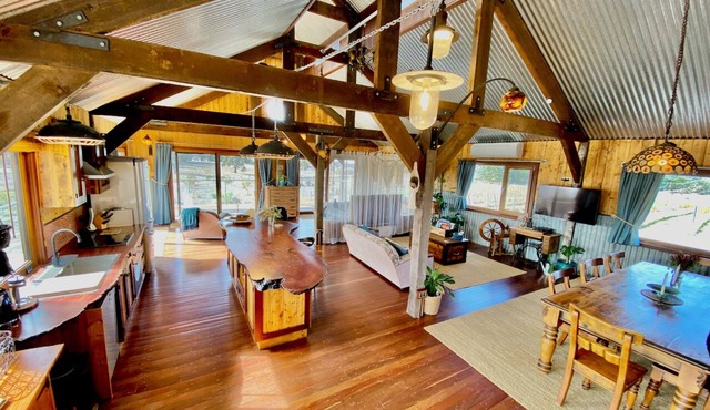 Stunningly built open-plan Studio in natural pastureland setting