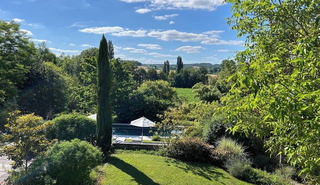 Stunningly stylish family venue with huge Iiving space, pool & outdoor kitchen