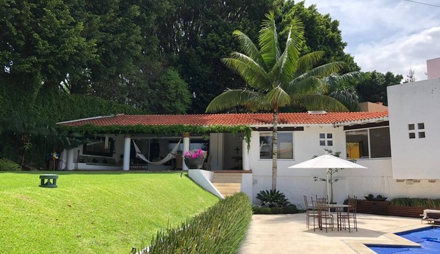 Stunnishing House in Cuernavaca with 20 people accommodation.