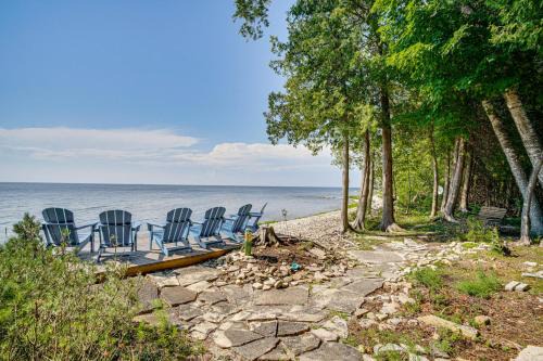 Sturgeon Bay Hideaway with Direct Water Access!