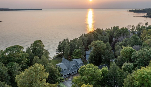 Sturgeon Bay Waterfront home- Second Story deck for sunsets!