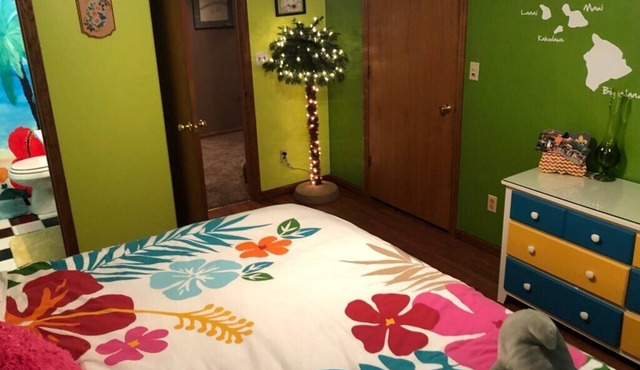 STURGIS RALLY-KING BEDROOM W/PRIVATE BATHROOM/HOT TUB/POOL! 7 BLOCKS FROM MAIN!