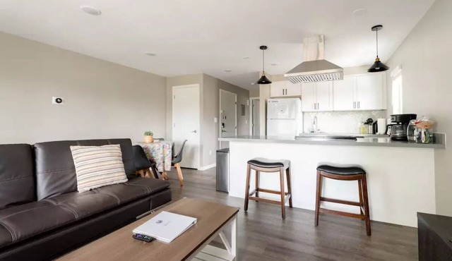 Style and location. Full Kitchen/Laundry. Parking.nn