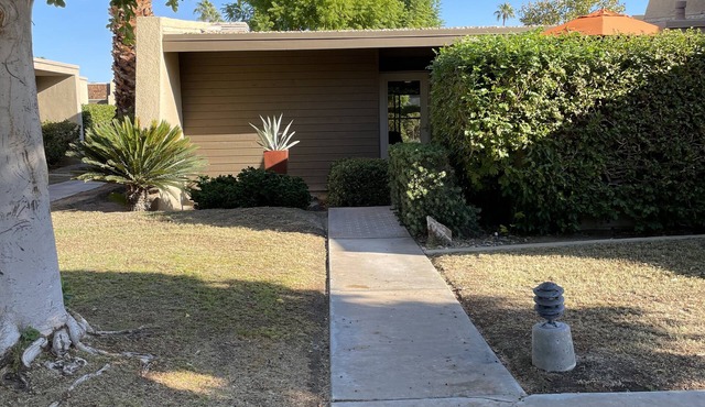 Style and Serenity 1 mile from downtown Palm Springs!